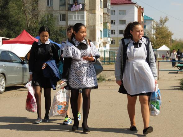 Файл:Астана-школьницы.jpg