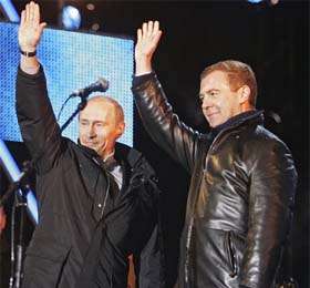 Экс-президент-символ и восходящая звезда шоу-политики передают пламенный "Хайль!" Западу.