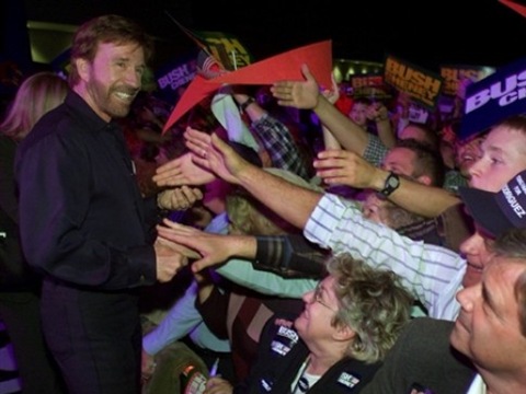 Файл:Люди молят Чака.jpg