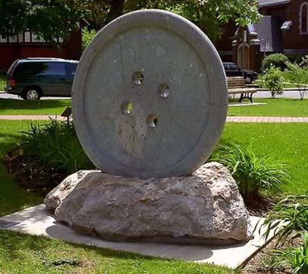 Файл:Памятник пуговице.jpg