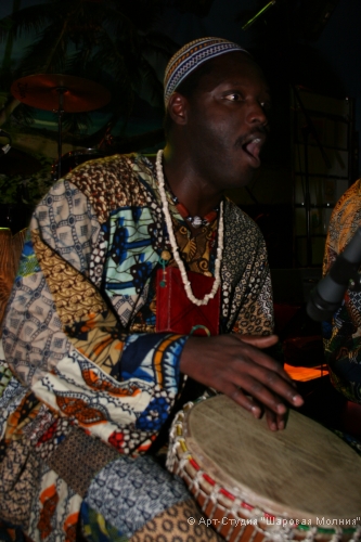 Файл:Альтернативноцветокожий с барабаном.jpg