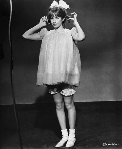 Файл:Барбра в спецформе ватиканского монастыря.jpg