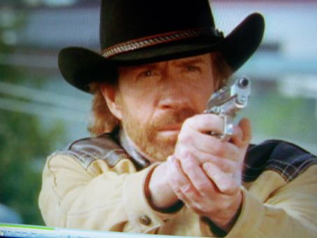 Файл:Пистолет и Чак.jpg