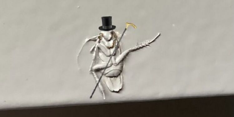 Таракан под слоем краски делает «хоба!»