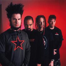 Static-X на вручении Сталинской премии. На фоне висит флаг СССР.