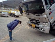 21.11.2018: Будь вежлив с техникой, не то, Отправишься по лесу вплавь Иль по воде пешком, Приветствуй поутру авто, А в середине дня поздравь Микроволновку, телефон. В ночи ж, сказав merci beaucoup, Пожми розетку ночнику.