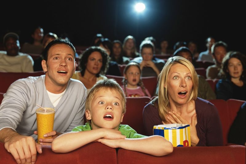 Файл:Ludi v kino.jpg