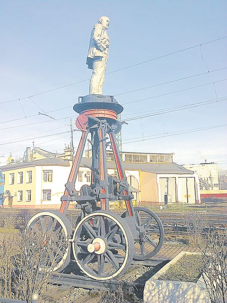 Файл:Ленин-на-колёсах.jpg