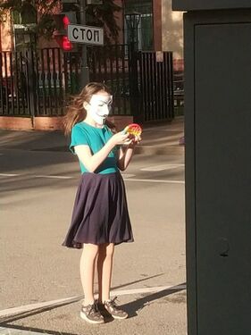 Поколение 2020-х: девочка в маске Гая Фокса с попитом