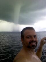 3.11.2018: Настоящий мужик не обязан знать Delphi, но на фоне торнадо он сделает селфи.