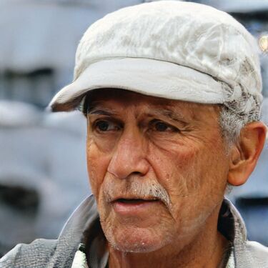 Научпоп: Мамука Бринь. Рецензирует статьи в журналах с помощью логарифмической линейки и звонка другу.