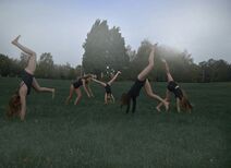 27.4.2022: Девки рано по лужку на ушах ходили Пока нету комаров, мух и крокодилов.