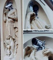 6.8.2019: Хроники быта новых варваров: камера наблюдения на месте головы статуи Дома Кирилловых, Петербург.