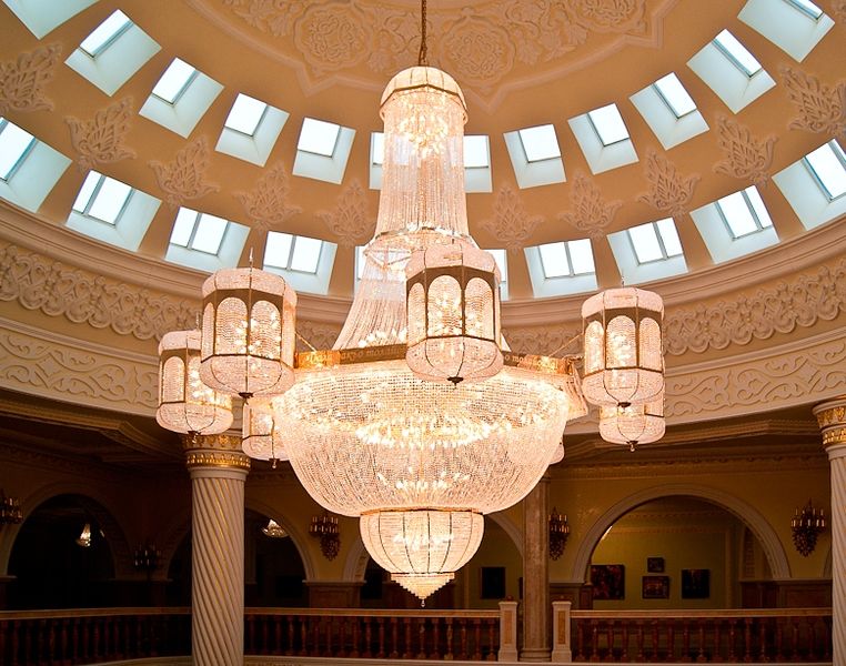 Файл:Огромная люстра.jpg